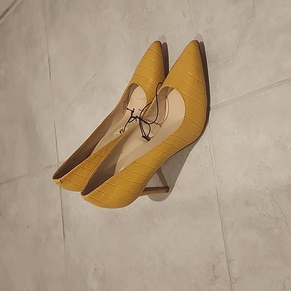 Marc Fisher Gold / Yellow Heels size 9